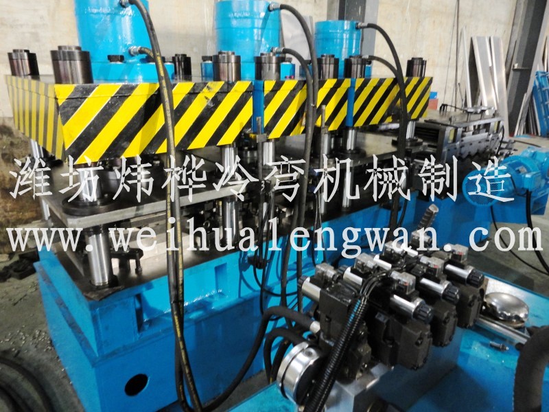 護(hù)欄板成型機(jī)的特點及護(hù)欄板作用